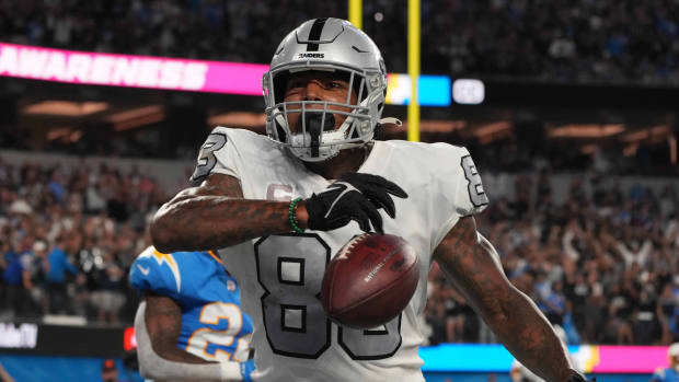 Raiders tight end Darren Waller celebrates after scoring a touchdown.